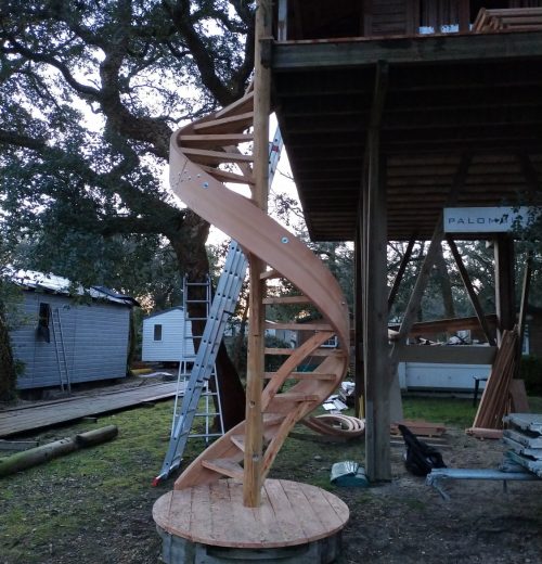 Réalisation escalier colimaçon bois-métal